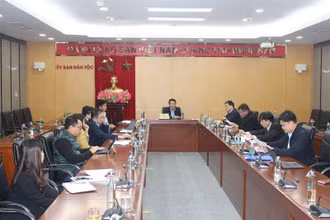 Bộ trưởng, Chủ nhiệm Hầu A Lềnh, Trưởng ban Chỉ đạo Chuyển đổi số Ủy ban Dân tộc chủ trì phiên họp.