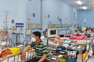 Trẻ điều trị sốt xuất huyết tại Bệnh viện Nhi đồng 1, Thành phố Hồ Chí Minh.