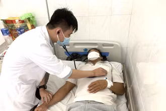 Bệnh nhân mắc sốt xuất huyết được đưa đến điều trị tại Bệnh viện đa khoa vùng Tây Nguyên.