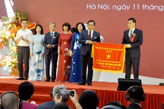 Trường đại học Ngoại thương đón nhận Cờ thi đua của Chính phủ.
