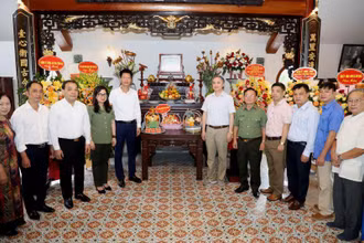 Các đại biểu, thân nhân gia đình chụp ảnh lưu niệm tại Nhà tưởng niệm Đại tá Đào Đình Bảng.