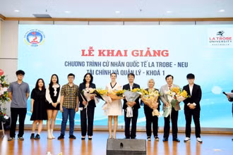 Các tân sinh viên tặng hoa chúc mừng lãnh đạo, giảng viên của 2 trường.