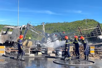 Hiện trường vụ xe tải bị cháy ước thiệt hại 2,5 tỷ đồng.