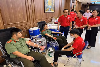 Cán bộ, chiến sĩ Công an tỉnh Tuyên Quang tham gia hiến máu tình nguyện.