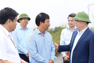 Đồng chí Đinh Tiến Dũng trò chuyện với người dân có đất nằm trong dự án Vành đai 4-Vùng Thủ đô trên địa bàn huyện Hoài Đức.