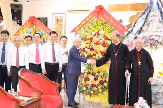 Đồng chí Đỗ Văn Chiến chúc mừng Lễ Giáng sinh năm 2022 tại Tòa Giám mục Giáo phận Xuân Lộc.