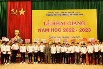 Các sinh viên xuất sắc chuyên ngành cơ khí, kỹ thuật và môi trường nhận học bổng của Toyota.