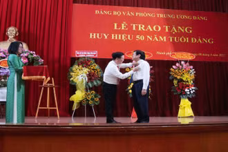 Đồng chí Võ Văn Thưởng, Thường trực Ban Bí thư trao Huy hiệu 50 năm tuổi Đảng cho nguyên Chủ tịch nước Trương Tấn Sang.