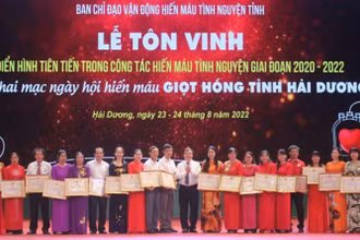 Ủy ban nhân dân tỉnh Hải Dương tôn vinh các tập thể, cá nhân điển hình trong công tác hiến máu tình nguyện.