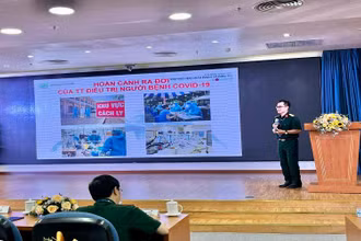 Đại diện Bệnh viện Quân y 175 báo cáo kết quả 1 năm thu dung, điều trị người bệnh Covid-19.