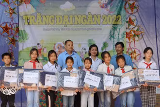 Tặng quà cho các em học sinh Trường tiểu học và trung học cơ sở Bắc Phong.