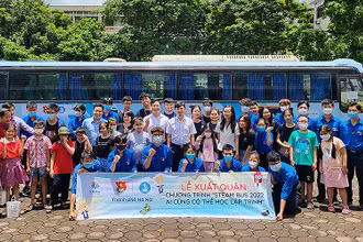 Đại diện Trung ương Đoàn Thanh niên Cộng sản Hồ Chí Minh, Thành đoàn, Hội Sinh viên Hà Nội và các đơn vị liên quan cùng phụ huynh, học sinh tại lễ xuất quân chương trình STEAM Bus 2022.