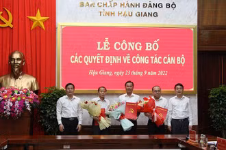 Trao quyết định cho các cán bộ.