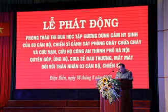 Đại tá Lò Văn Khụt, Phó Giám đốc Công an tỉnh Điện Biên phát động phong trào thi đua học tập gương anh dũng hy sinh của 3 cán bộ, chiến sĩ.