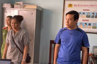Đối tượng Mai (bên trái) và Chung tại Cơ quan điều tra Công an tỉnh Gia Lai. (Ảnh: Công an Gia Lai cung cấp)