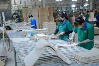 Doanh nghiệp đồ gỗ quay lại phục vụ người tiêu dùng nội địa.