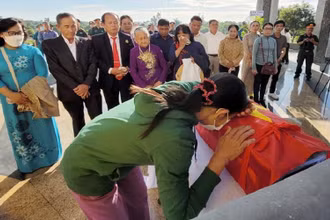 Người thân xúc động khi hài cốt liệt sĩ Nguyễn Đình Trung được đưa về an táng tại địa phương.