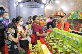 Người dân tham quan gian hàng giới thiệu sản phẩm OCOP tỉnh Hà Giang.