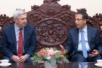 Đại sứ Đặng Minh Khôi trao đổi cùng Phó Chủ tịch thứ nhất Hạ viện Nga Ivan Melnikov. 