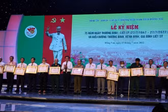 Lãnh đạo tỉnh Đồng Nai trao Bằng khen cho người có công tiêu biểu nhân dịp kỷ niệm 75 năm Ngày Thương binh-Liệt sĩ.