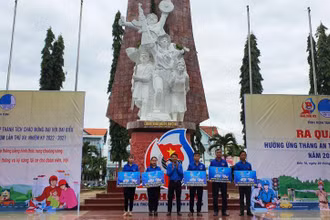 Trao dụng cụ và hỗ trợ kinh phí hoạt động cho 5 Đội thanh niên xung kích tham gia sơ cứu, ứng cứu nhanh tai nạn giao thông.