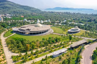Tổ hợp Không gian khoa học tọa lạc tại khu Đô thị khoa học và giáo dục Quy Hòa, thuộc phường Ghềnh Ráng, thành phố Quy Nhơn, tỉnh Bình Định. Tổ hợp bao gồm Khu khám phá khoa học (bên trái) và Trạm quan sát thiên văn phổ thông (bên phải). Đây được xem là trung tâm đầu tiên của Việt Nam và là trung tâm thứ hai của Đông Nam Á (sau Singapore ).