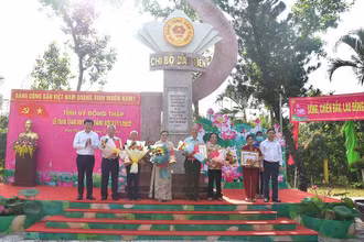 Bí thư Tỉnh ủy Lê Quốc Phong và Phó Bí thư Thường trực Tỉnh ủy Đồng Tháp Phan Văn Thắng trao Huy hiệu 55 năm tuổi Đảng cho đảng viên.