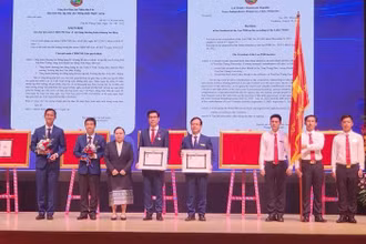 Tập thể Trường đại học Tôn Đức Thắng và Tiến sĩ Trần Trọng Đạo, Quyền Hiệu trưởng nhà trường vinh dự nhận Huân chương Lao động hạng III và hạng II của nước Cộng hòa Dân chủ Nhân dân Lào.