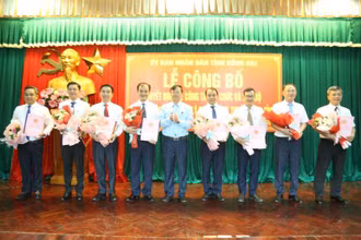 Chủ tịch Ủy ban nhân dân tỉnh Đồng Nai Cao Tiến Dũng trao quyết định điều động, bổ nhiệm lãnh đạo 3 ban quản lý dự án.