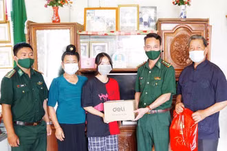 Bộ đội Biên phòng tỉnh Sơn La tặng quà cho học sinh có hoàn cảnh khó khăn trước khi vào năm học mới.