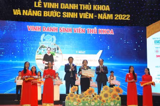 Đà Nẵng vinh danh thủ khoa và trao hàng trăm suất học bổng cho sinh viên nghèo tối ngày 24/11.