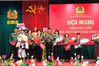 Giám đốc - Tổng biên tập Nhà Xuất bản CAND, Đại tá Trần Cao Kiều tặng hoa các cộng tác viên có nhiều đóng góp cho Nhà xuất bản CAND.