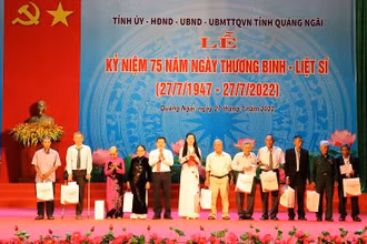 Tặng quà, tri ân người có công tiêu biểu trên địa bàn Quảng Ngãi.