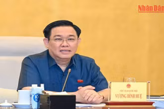 Chủ tịch Quốc hội Vương Đình Huệ phát biểu ý kiến tại buổi làm việc.