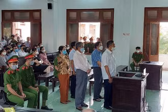 Các bị cáo nghe tòa tuyên án.