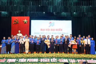 Lãnh đạo tỉnh và Trung ương Đoàn tặng hoa chúc mừng Ban Chấp hành khóa XIII.