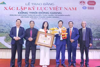 Tổ chức Kỷ lục Việt Nam trao bằng cho đại diện Khu du lịch sinh thái Cổng Trời Đông Giang.