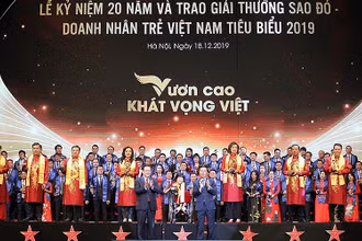 Các đồng chí Lãnh đạo Đảng, Nhà nước trao Giải thưởng “Sao Đỏ” tặng những doanh nhân trẻ xuất sắc, tiêu biểu năm 2019.