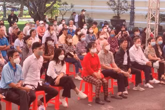 Người dân đến chứng kiến phiên xét xử ở sân tòa án. 