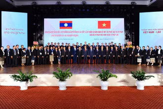 Các đại biểu hai nước chụp ảnh lưu niệm.