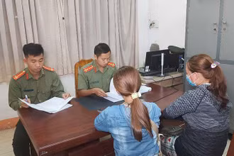 Chị V.T.D cùng con gái làm việc với lực lượng Công an.
