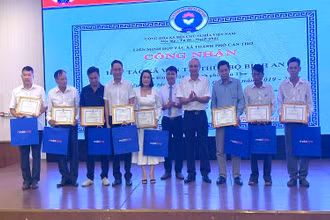 Liên minh Hợp tác xã thành phố Cần Thơ trao chứng nhận hợp tác xã, tổ hợp tác điển hình tiên tiến giai đoạn 2019-2022.