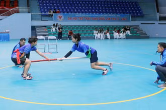Các vận động viên đẩy gậy tranh tài tại ngày thi đấu đầu tiên.