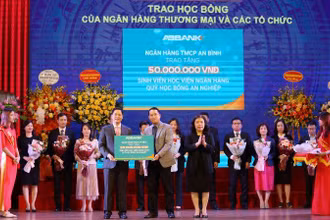 Trao học bổng An Nghiệp.