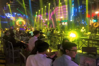 Lực lượng chức năng Cà Mau kiểm tra tại cơ sở “Beer club Tiktok” vào rạng sáng 12/9. 