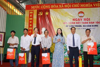 Đồng chí Võ Thị Ánh Xuân, đồng chí Ngô Sách Thực tặng quà cho hộ gia đình chính sách.