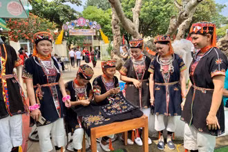 Phụ nữ Dao quần trắng duyên dáng trong trang phục truyền thống.