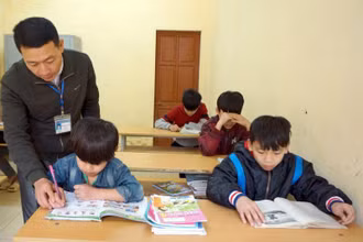 Dạy học cho trẻ tại Cơ sở Bảo trợ xã hội tỉnh Bắc Kạn. (Ảnh: Hoàng Vũ)