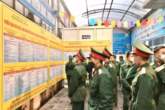 Lực lượng quân nhân sắp hoàn thành nghĩa vụ quân sự tìm hiểu thông tin tuyển dụng lao động tại Sàn Giao dịch việc làm 215 phố Trung Kính, quận Cầu Giấy, Hà Nội. (Ảnh: Minh Anh)