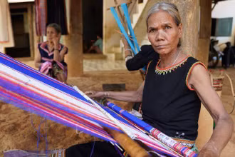 Nghệ nhân dệt thổ cẩm tại làng du lịch cộng đồng Kon K’tu, thành phố Kon Tum.